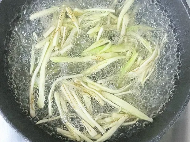 ナスをゆでる写真（撮影：grapeフード編集部）