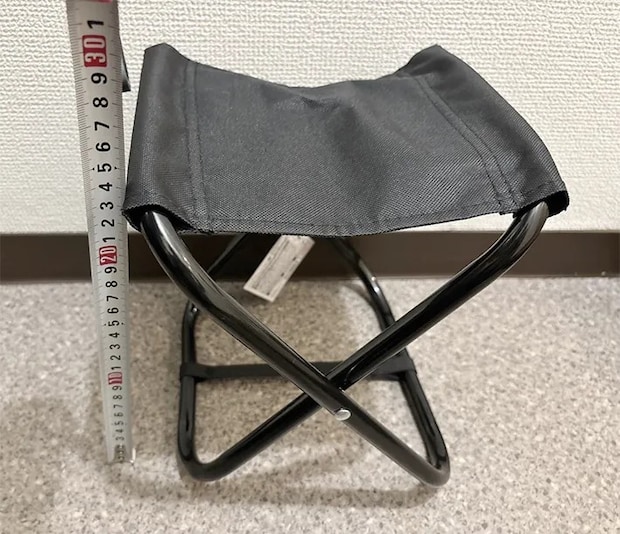 レジャー椅子を計測する写真（撮影：grapeライフハック編集部）