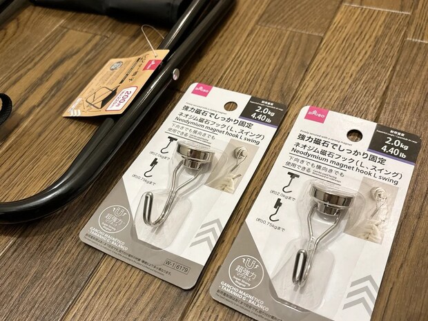 靴の脱ぎ履きがラクになる！　100均フックで『玄関用椅子』を設置する方法