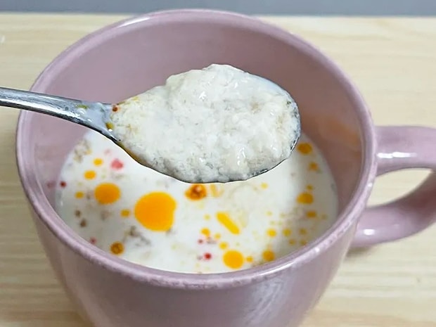 豆乳と『味ぽん』で作ったスープを食べる写真（撮影：grapeフード編集部）