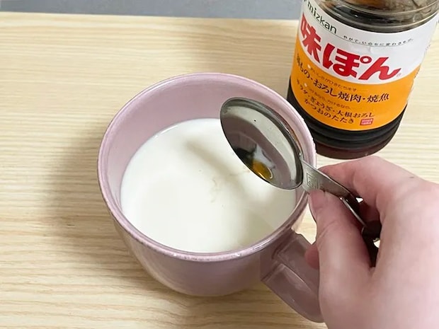 豆乳に『味ぽん』を加える写真（撮影：grapeフード編集部）