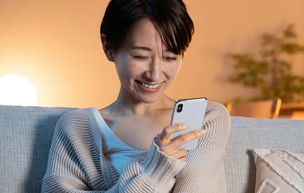 スマホを見る人の写真