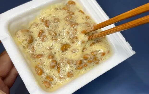納豆と牛乳を混ぜている画像（撮影：キジカク）