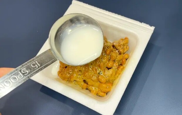 納豆に牛乳を入れている画像（撮影：キジカク）