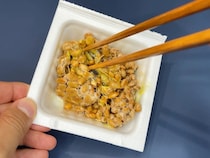 いつもの納豆に『大さじ1杯』入れたのは？　ミツカンの提案に「想像と全然違った」「クリーミーでおいしい」