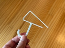 100均の『吊り戸棚用フック』は「部屋中で使える！」ほど便利　洗面台やテーブルに引っかけるだけでOK！
