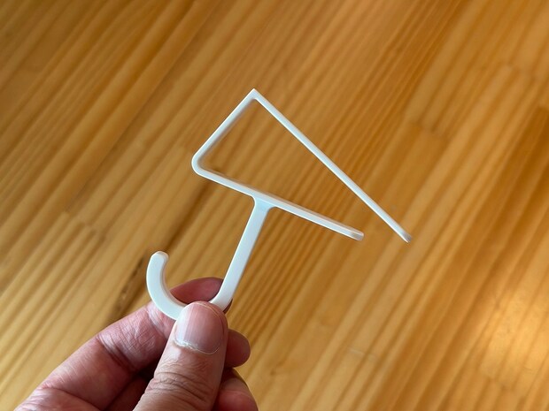100均の『吊り戸棚用フック』は「部屋中で使える！」ほど便利　洗面台やテーブルに引っかけるだけでOK！