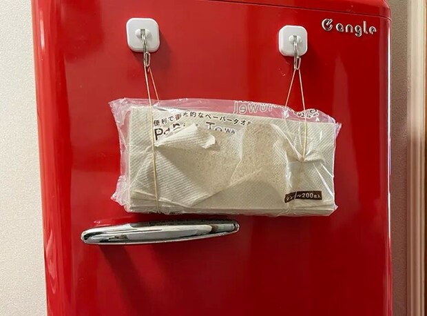マグネットフックに輪ゴムをかける写真（撮影：grapeライフハック編集部）