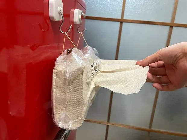 キッチンペーパーを引き出す写真（撮影：grapeライフハック編集部）