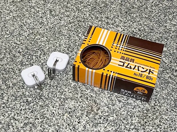 マグネットフックと輪ゴムの写真（撮影：grapeライフハック編集部）