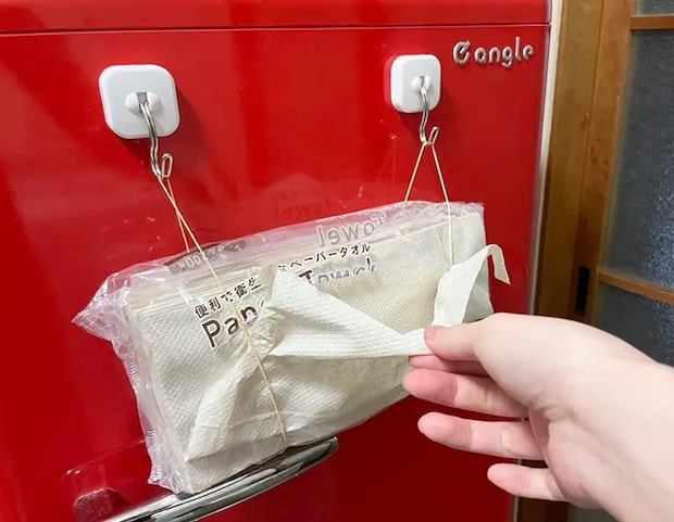 キッチンペーパーを取り出す写真（撮影：grapeライフハック編集部）