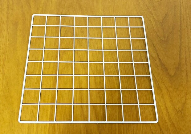 ワイヤーネットとつっぱり棒の活用写真（撮影：grapeライフハック編集部）