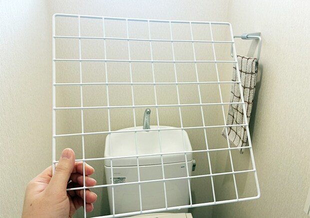 ワイヤーネットとつっぱり棒の活用写真（撮影：grapeライフハック編集部）