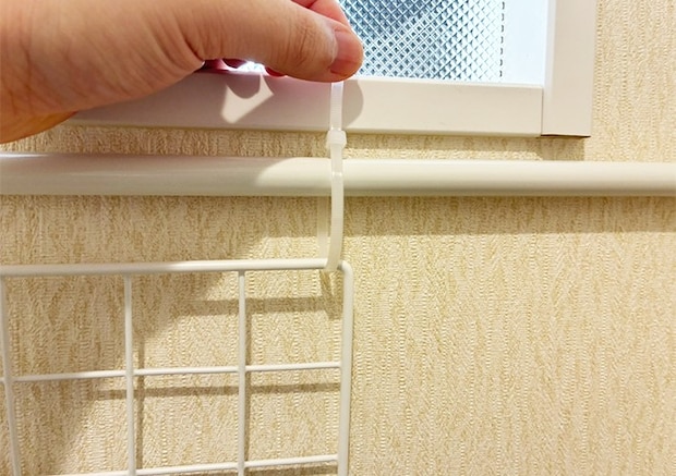 ワイヤーネットとつっぱり棒の活用写真（撮影：grapeライフハック編集部）