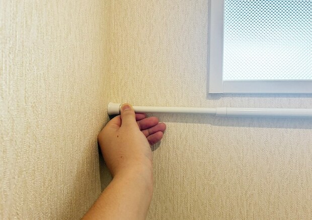 ワイヤーネットとつっぱり棒の活用写真（撮影：grapeライフハック編集部）