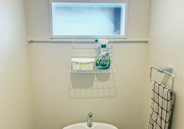 ワイヤーネットとつっぱり棒の活用写真（撮影：grapeライフハック編集部）