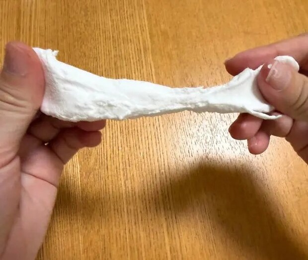 粘土をこねる様子（撮影：grapeライフハック編集部）