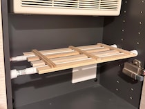 100均の突っ張り棒にすのこをのせるだけ！　1分で玄関の収納スペースが拡張するアイディアに「実践します」