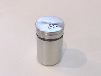 セリアの焚きつけ材を接着剤でL字型に！　不器用でもできる『自作スパイスラック』の作り方【100均DIY4選】