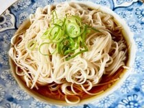 そうめんに『大さじ2杯』かけてみて！　めんつゆじゃない食べ方に「一味違って好きかも」【10分レシピ】