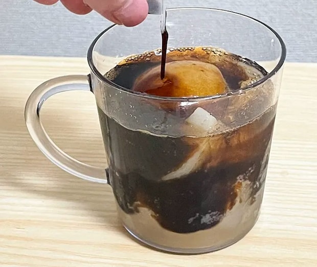 コーヒーポーションを注ぐ写真（撮影：grapeフード編集部）