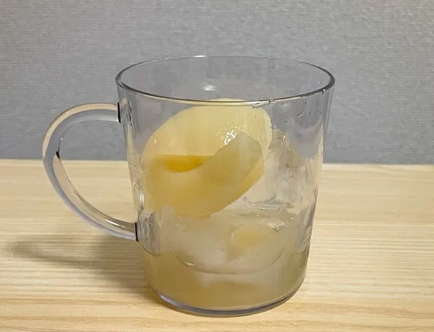 桃をグラスに入れる写真（撮影：grapeフード編集部）