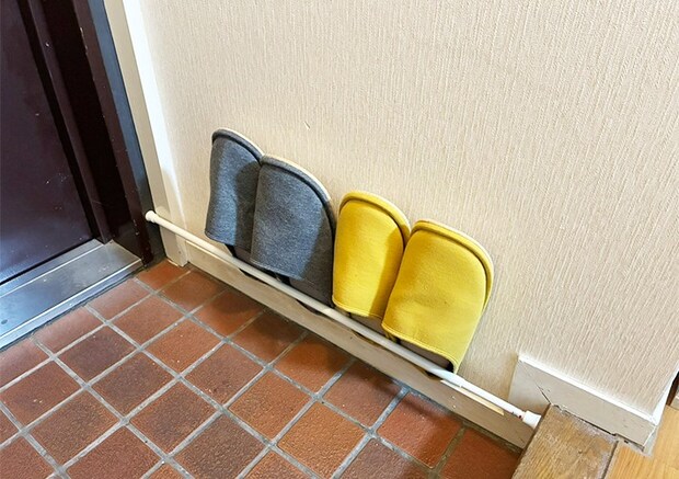 つっぱり棒の玄関収納写真（撮影：grapeライフハック編集部）