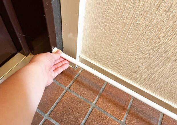 つっぱり棒の玄関収納写真（撮影：grapeライフハック編集部）