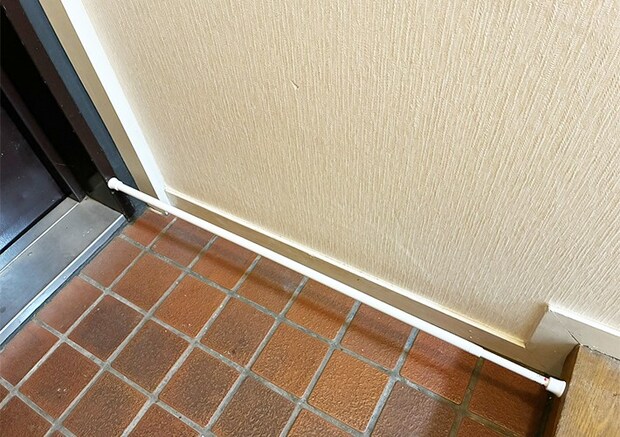 つっぱり棒の玄関収納写真（撮影：grapeライフハック編集部）