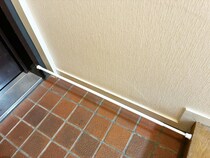 『玄関の下』につっぱり棒を設置すると悩み解決！　すぐに試せる収納法で「玄関がスッキリ」