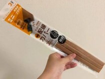 玄関ドアに『配線カバー』を貼るだけ！　110円で作れる『浮かせる収納』が便利すぎる
