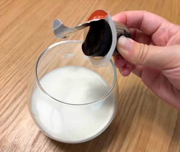 ポーションをグラスに入れる様子（撮影：grapeフード編集部）