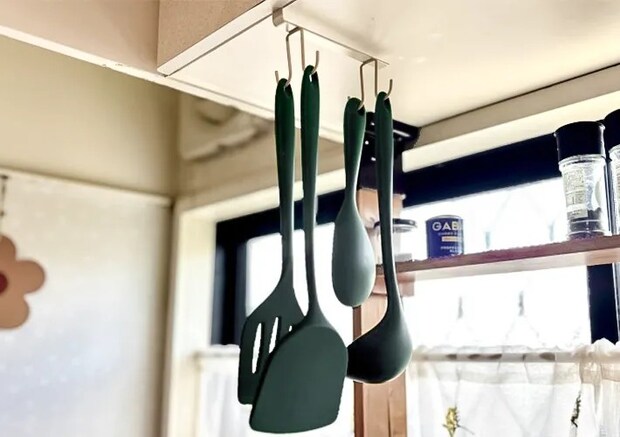 『吊り戸棚下収納フック』の活用写真（撮影：ワード）