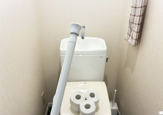 つっぱり棒のトイレ収納写真（撮影：grapeライフハック編集部）
