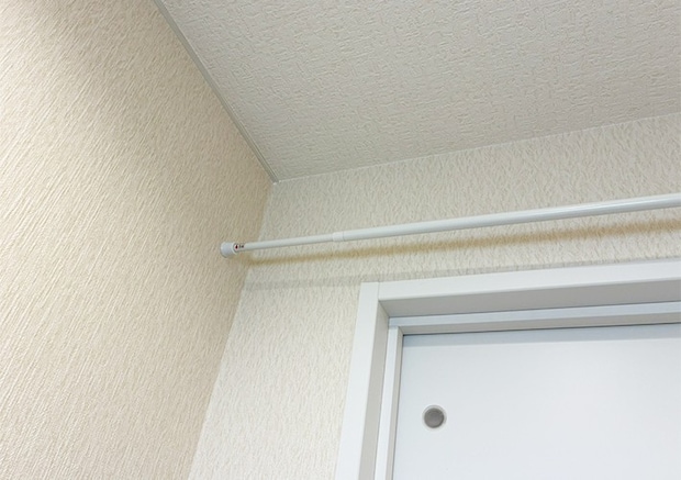 つっぱり棒のトイレ収納写真（撮影：grapeライフハック編集部）