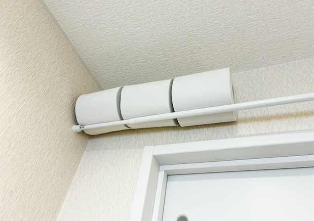 つっぱり棒のトイレ収納写真（撮影：grapeライフハック編集部）