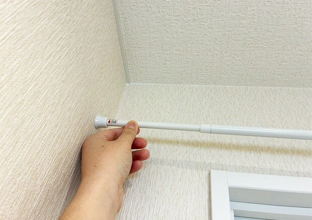 つっぱり棒のトイレ収納写真（撮影：grapeライフハック編集部）