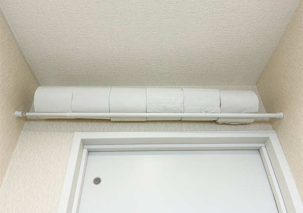 つっぱり棒のトイレ収納写真（撮影：grapeライフハック編集部）