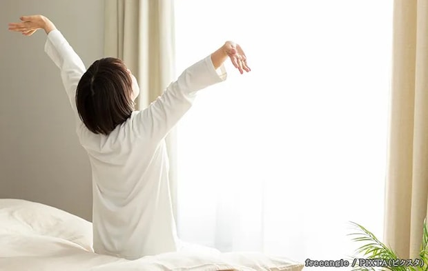 ベッドに座る女性の写真