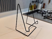 キッチンに置くだけで利便性が向上！　ダイソーのワイヤースタンドに「こういうのが一番」「片づけやすい」