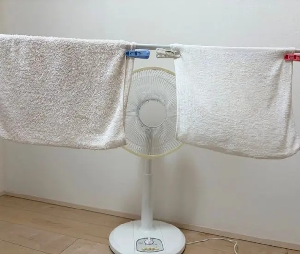扇風機の前にタオルをかける（撮影：grapeライフハック編集部）