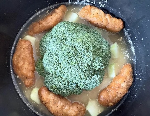 ブロッコリーと『丸かじりチキボン』を並べた画像（撮影：エニママ）