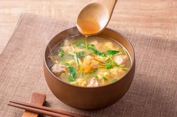 『鶏肉と豆苗のかきたまみそ汁』の写真