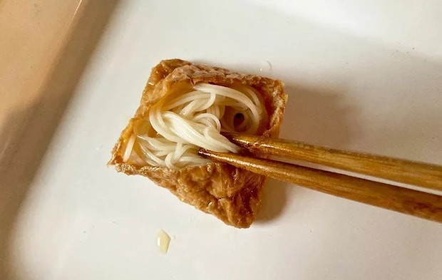 いなり揚げにそうめんを詰める画像（撮影：エニママ）