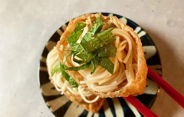 「そうめんいなり」を箸で持ち上げる画像（撮影：エニママ）