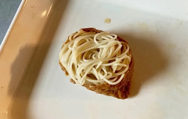 いなり揚げにそうめんを詰めた画像（撮影：エニママ）