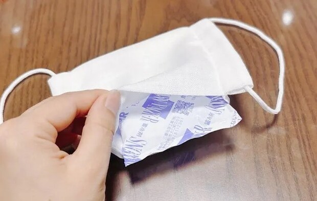 『ガーゼマスクに保冷剤を入れる』写真（撮影：キジカク）