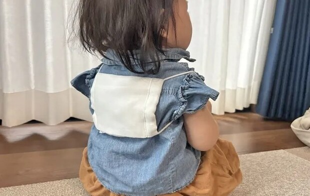 『赤ちゃんの背中にガーゼマスク保冷剤』の写真（撮影：キジカク）