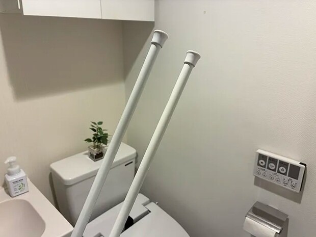 トイレで手にするつっぱり棒2本（撮影：grapeライフハック編集部）