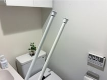 トイレ上に『つっぱり棒2本』を置いたら？　収納を増やす簡単30秒テクに「便利！」